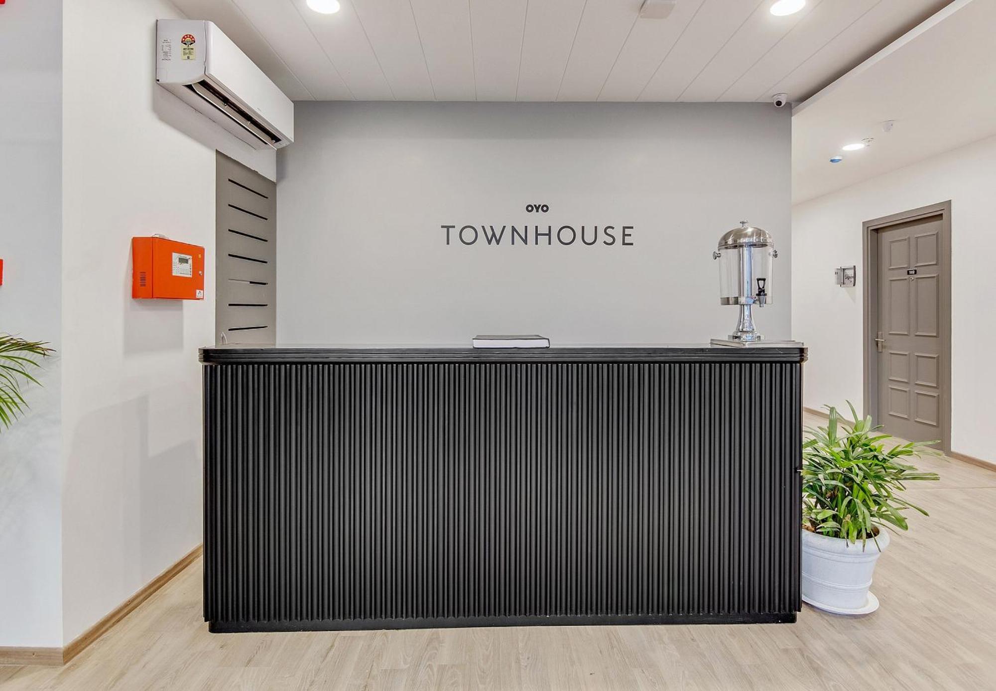Townhouse Sector 49 Near Logix City Centre Noida Kültér fotó