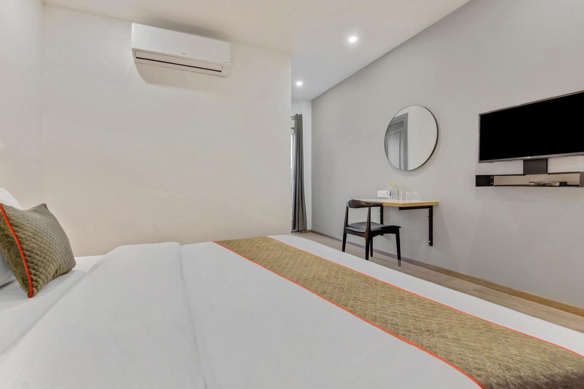 Townhouse Sector 49 Near Logix City Centre Noida Kültér fotó