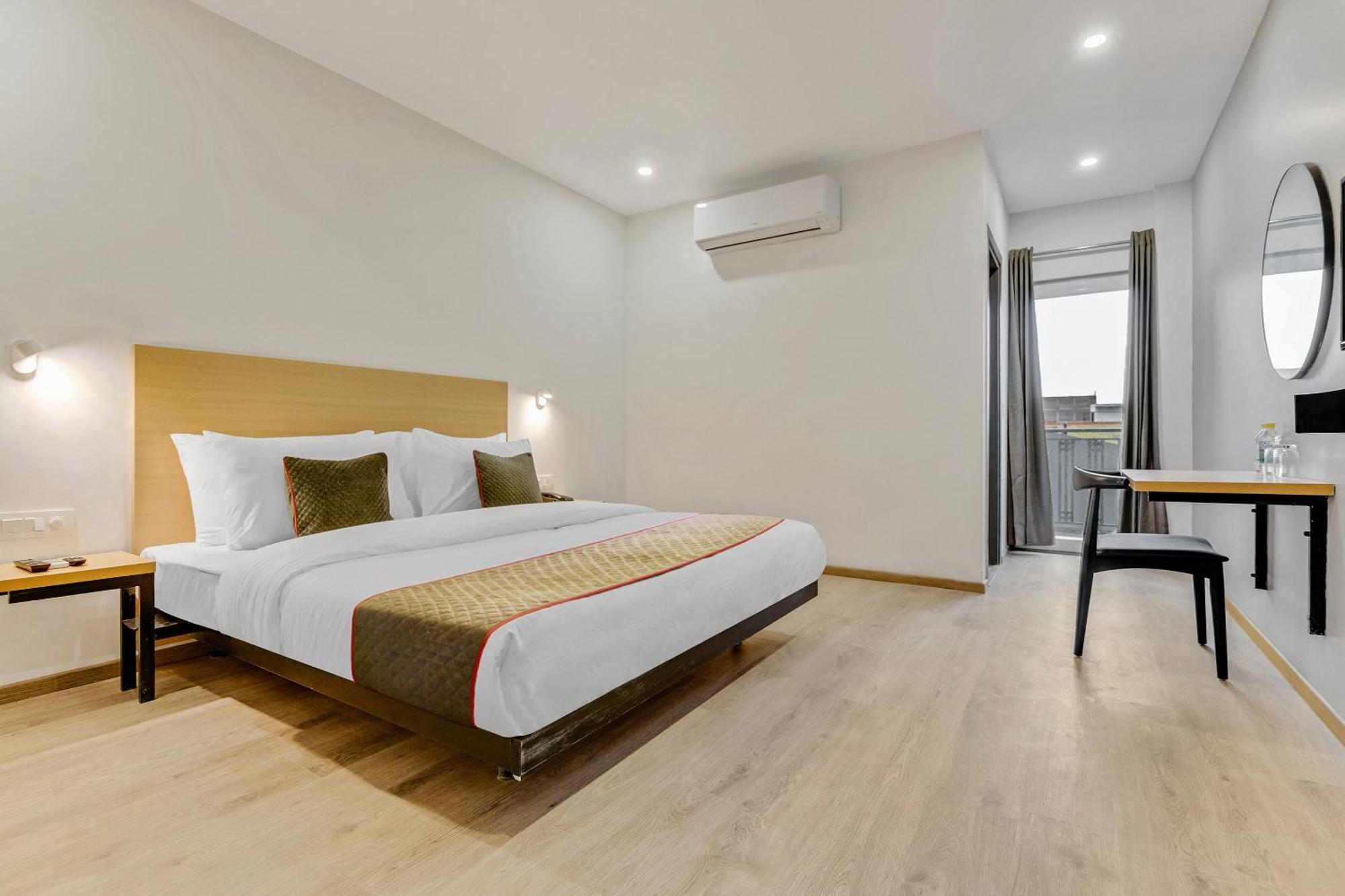 Townhouse Sector 49 Near Logix City Centre Noida Kültér fotó