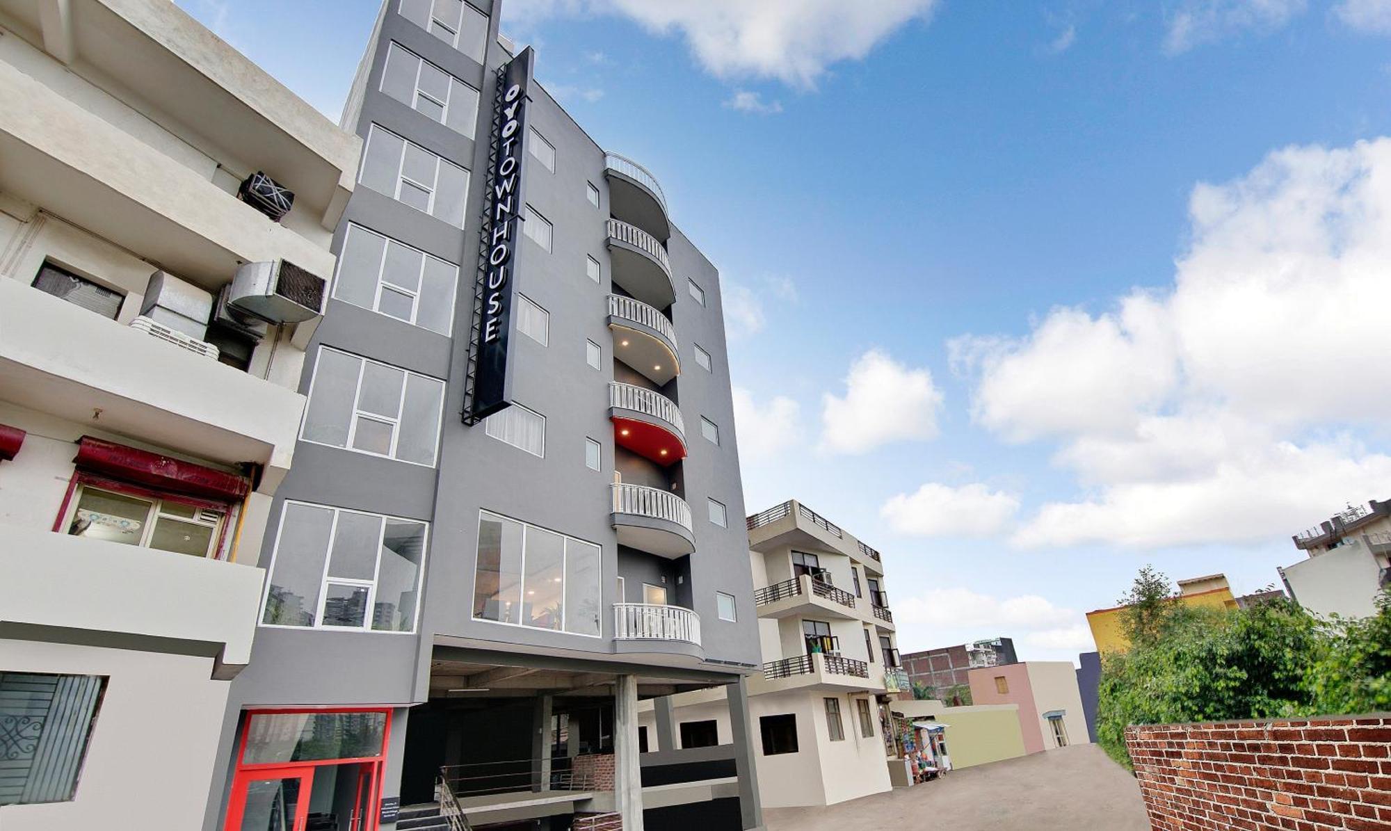 Townhouse Sector 49 Near Logix City Centre Noida Kültér fotó